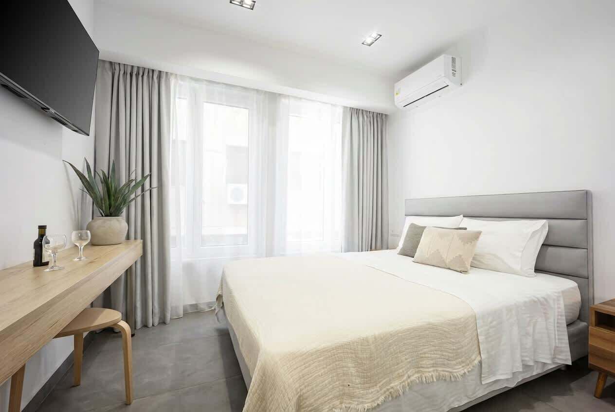 Tabla de planchar con plancha, wifi y ropa de cama 