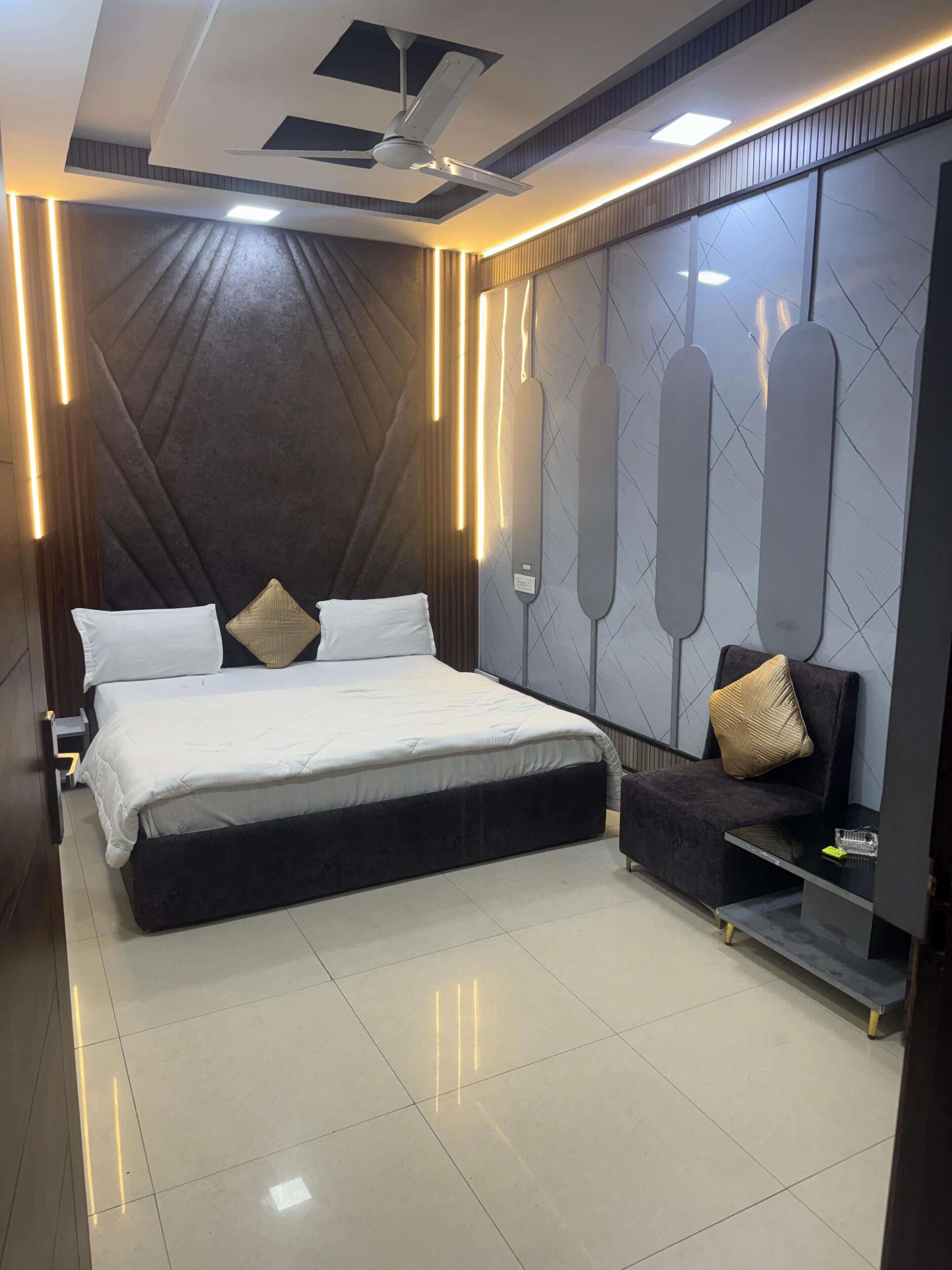 Suite | Rollaway beds, bed sheets