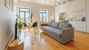 Een moderne woonkamer met een bank, een salontafel en een tv-meubel.