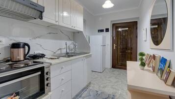 Fridge, oven, coffee/tea maker, electric kettle