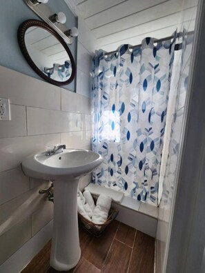 Bathroom - Queen Room with Garden View (Deep Creek Settlement)