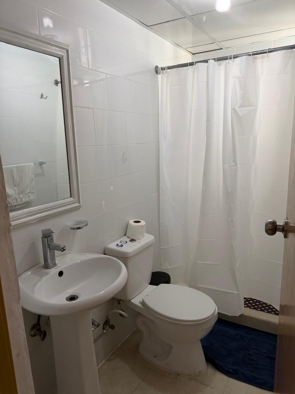 Apartamento Confort, vistas al parque | Baño | Ducha y bañera combinadas y artículos de higiene personal gratuitos