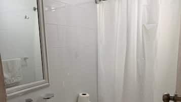 Apartamento Confort, vistas al parque | Baño | Ducha y bañera combinadas y artículos de higiene personal gratuitos