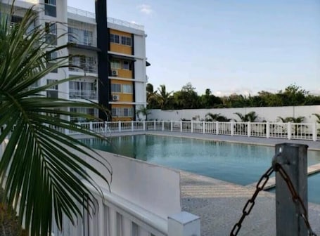 Outdoor pool. Amueblado