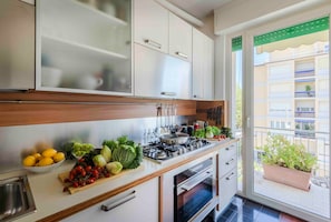 Kühlschrank, Mikrowelle, Ofen, Geschirrspüler
