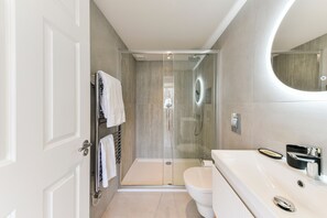 Haartrockner, Handtücher, Seife, Toilettenpapier