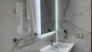 Standard Single Room, Courtyard View | Bathroom