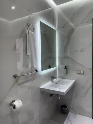 Standard Single Room, Courtyard View | Bathroom - Hôtel Majestic (rabat)