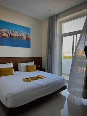 Habitación doble superior, balcón, vista a la ciudad | Wifi gratis 