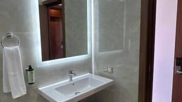 Habitación doble superior, balcón, vistas a la ciudad | Baño