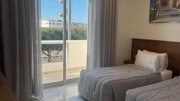 Habitación Confort con 2 camas individuales, balcón, vistas a la ciudad | Wifi gratis