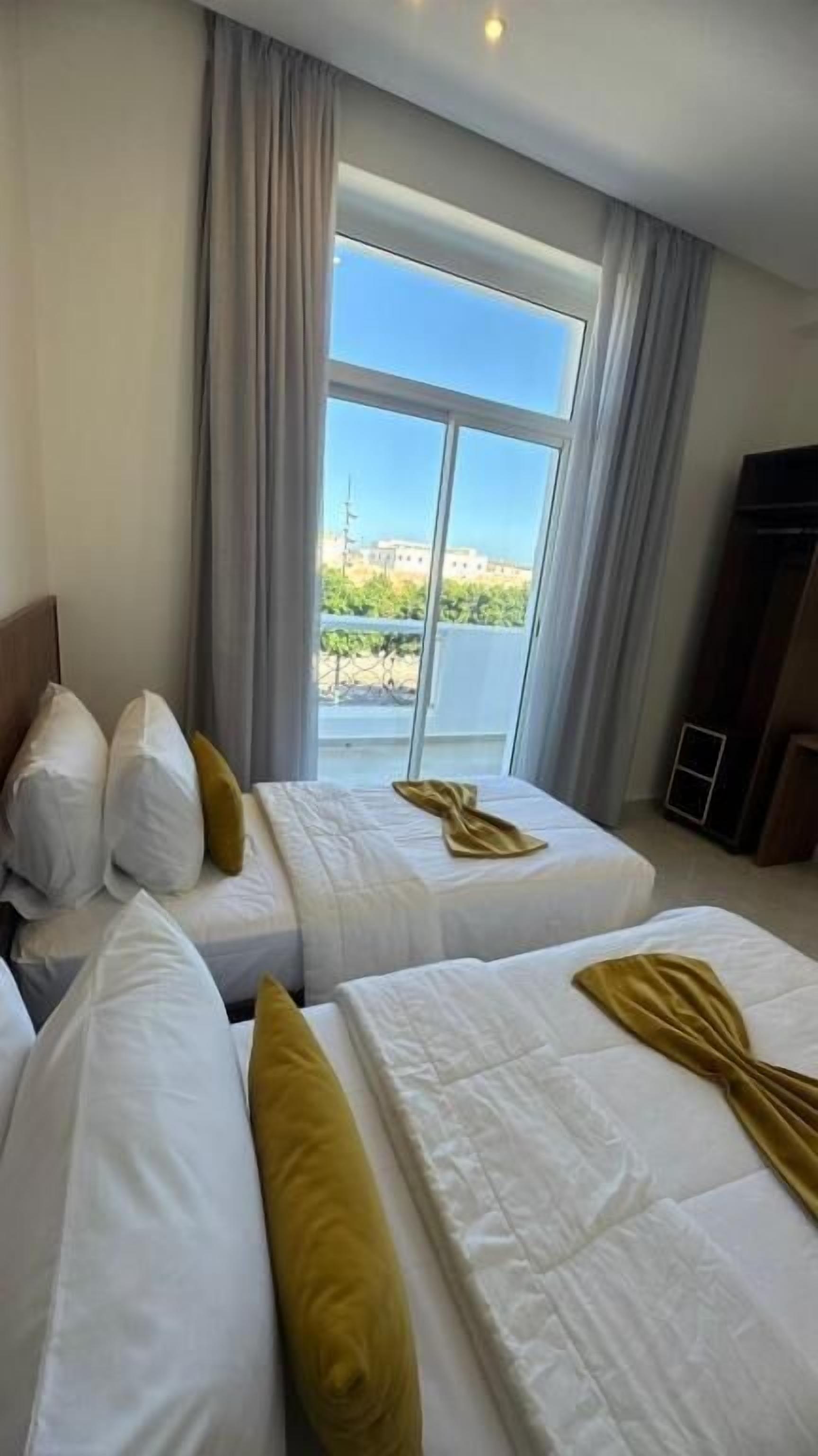 Habitación Confort con 2 camas individuales, balcón, vista a la ciudad | Wifi gratis 