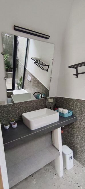 Phòng đôi hoặc 2 giường đơn Deluxe, sân hiên, quang cảnh hồ bơi | Phòng tắm | Đồ dùng nhà tắm miễn phí, khăn tắm, xà phòng, giấy vệ sinh 