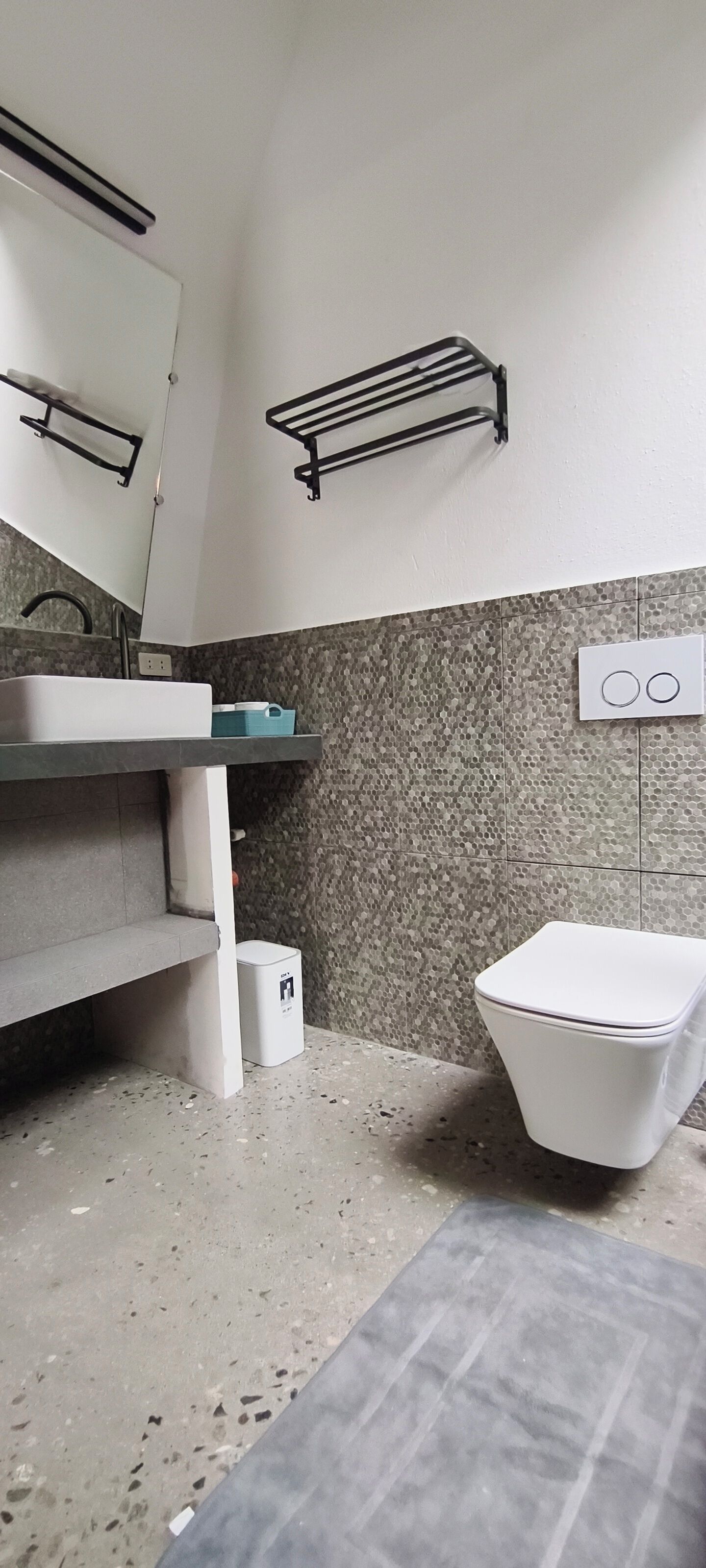 Kahden hengen deluxe-huone (yksi tai kaksi sänkyä), patio, näköala uima-altaalle | Kylpyhuone | Ilmaiset hygieniatuotteet, pyyhkeet, saippua, vessapaperi
