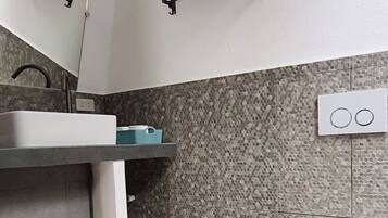 Kahden hengen deluxe-huone (yksi tai kaksi sänkyä), patio, näköala uima-altaalle | Kylpyhuone | Ilmaiset hygieniatuotteet, pyyhkeet, saippua, vessapaperi