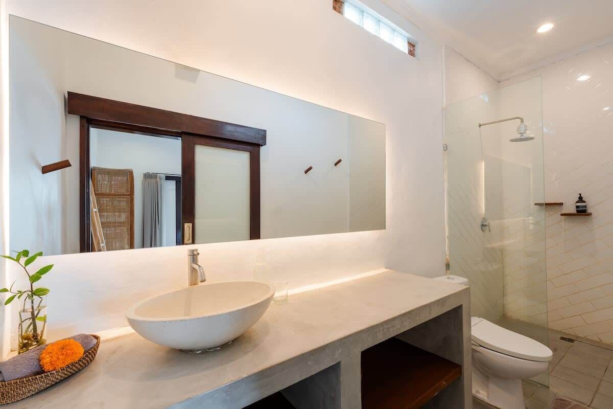 Shower, hair dryer, shampoo