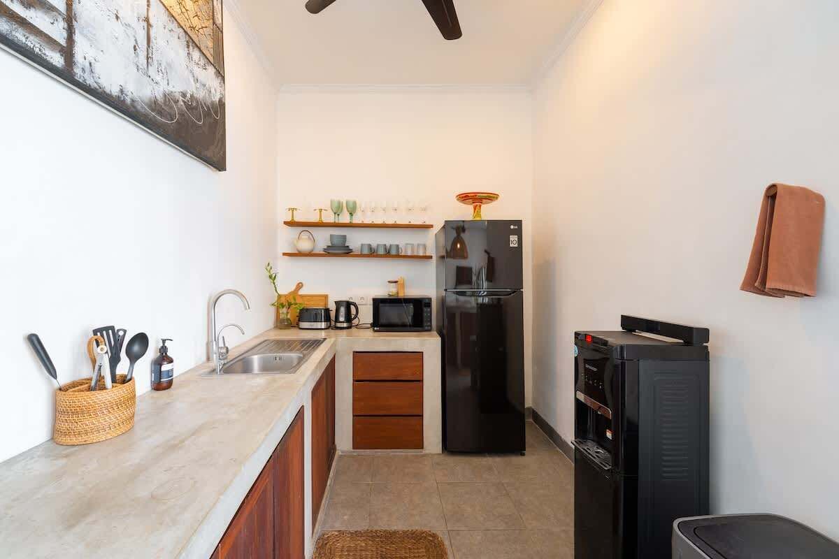 Coffee/tea maker, fridge, microwave, oven