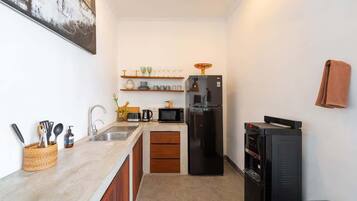 Coffee/tea maker, fridge, microwave, oven