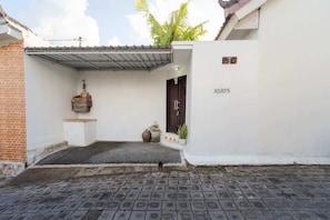 Property grounds - Private Canggu Villa w/ Pool Near Beaches & Cafes (Canggu)