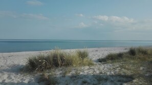A beach with sand dunes and a clear view of the ocean. - Holiday Home 'Birkenhof' with Private Terrace, Garden, and Wi-Fi (Achtrup)