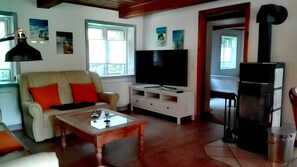 Televisor, llar de foc i estèreo 