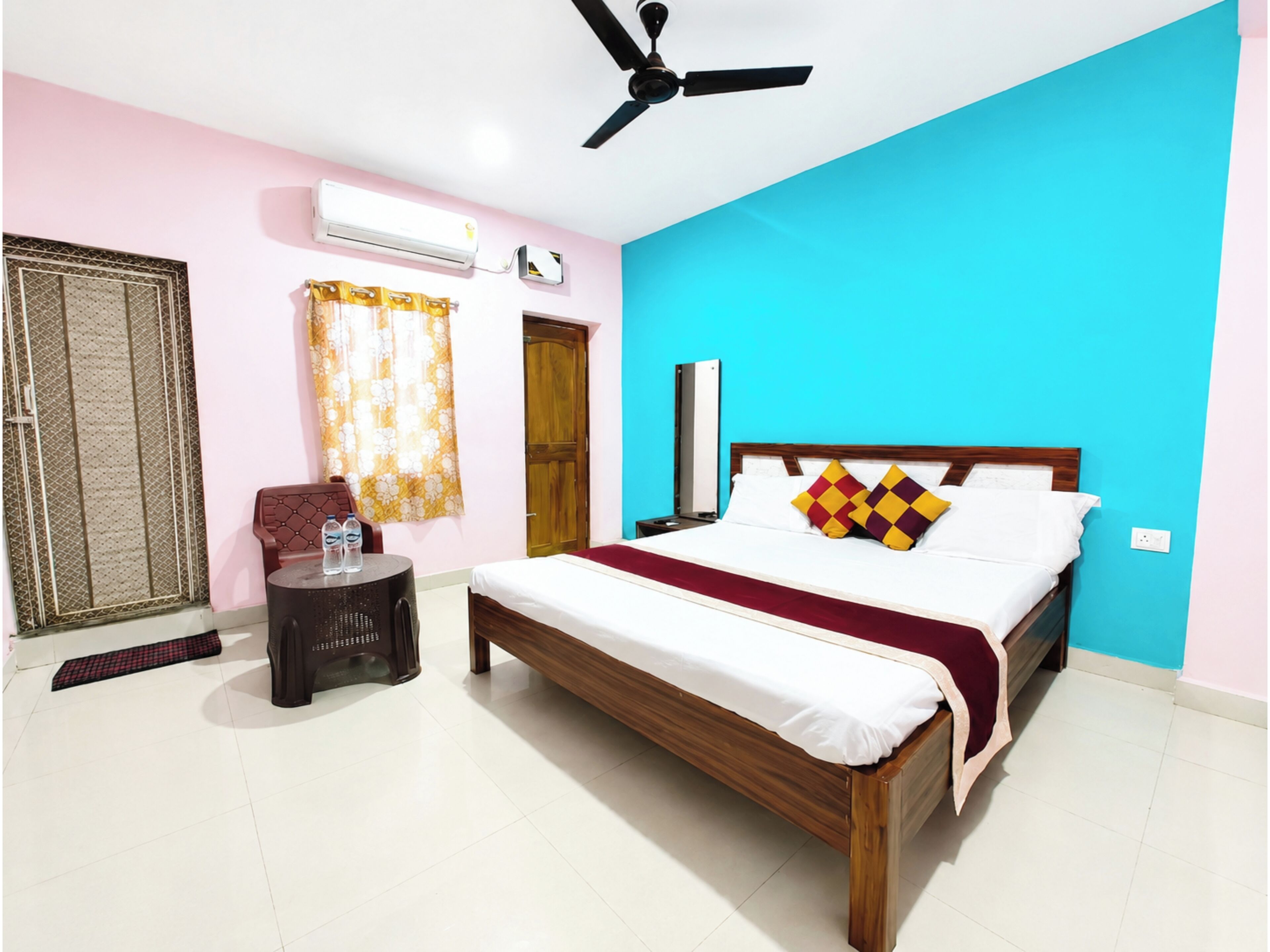 Hypo-allergenic bedding, desk, soundproofing, free WiFi