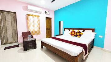 Hypo-allergenic bedding, desk, soundproofing, free WiFi