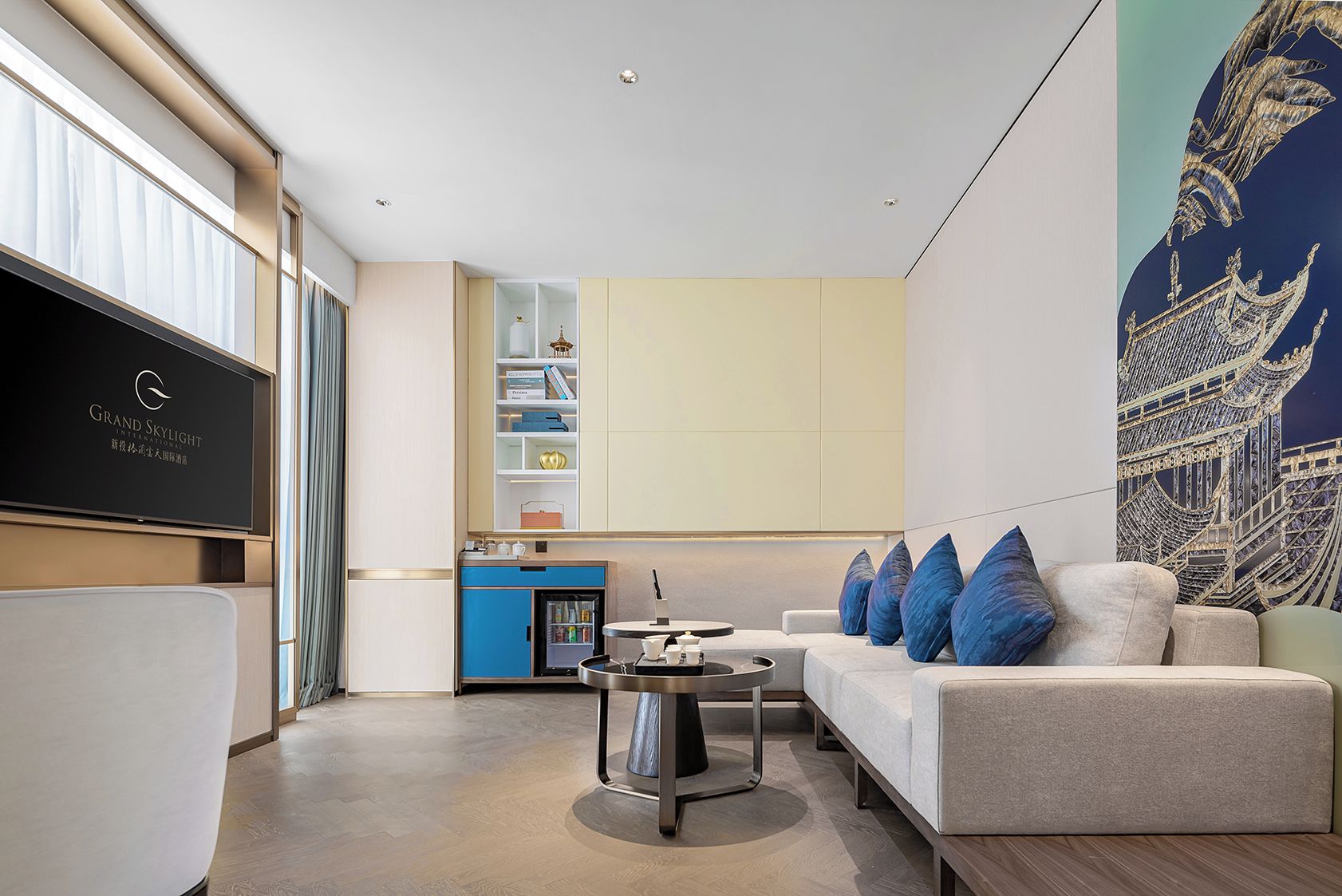 Executive Suite, Partial Lake View | Living area