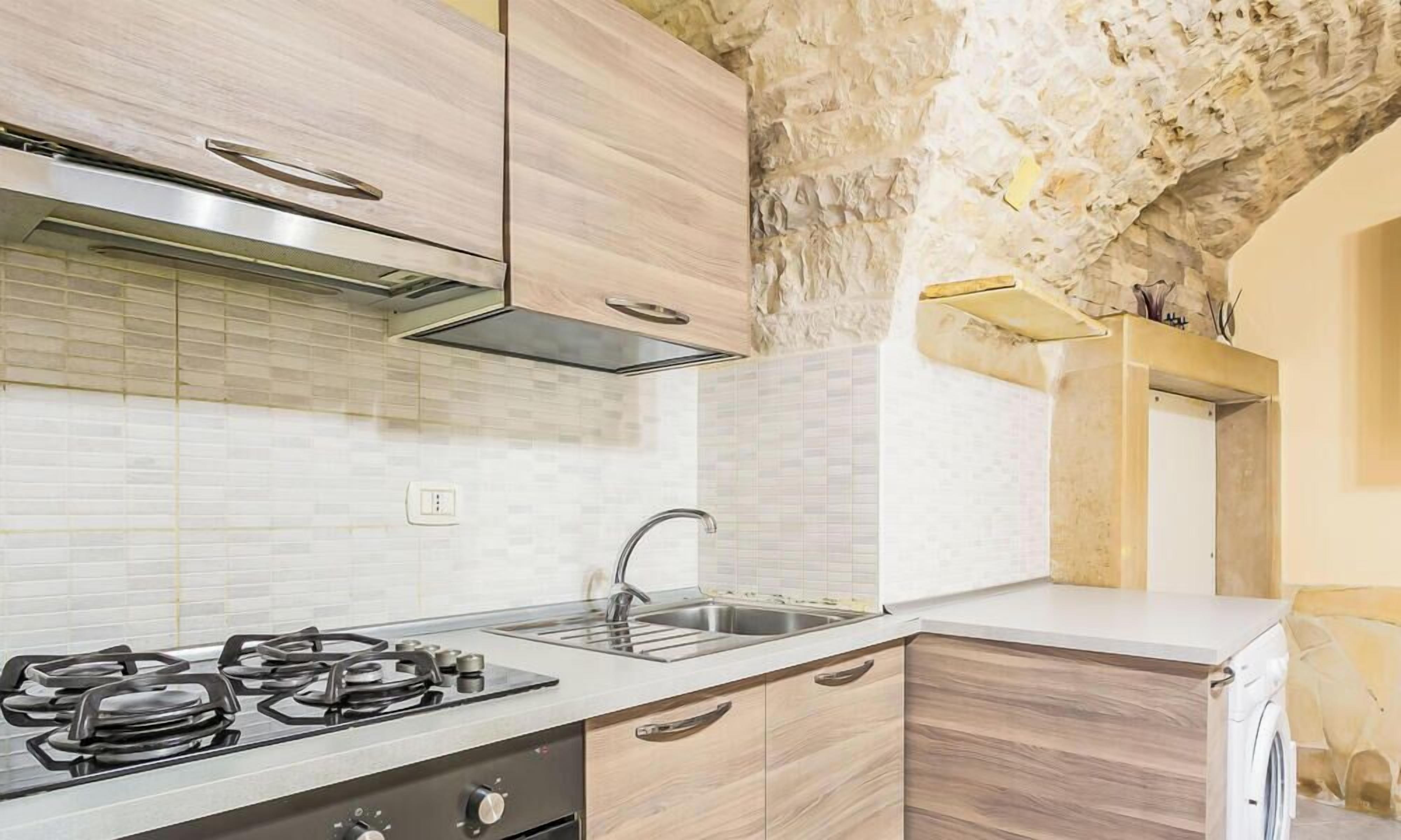 Frigorifero, microonde, forno, pentole/stoviglie/utensili