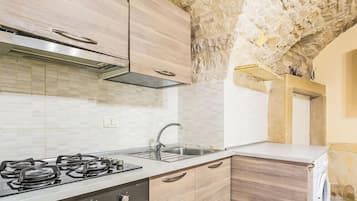 Frigorifero, microonde, forno, pentole/stoviglie/utensili