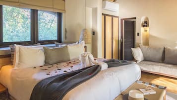Luxury-Villa, Terrasse, Flussblick | Kostenloses WLAN, Bettwäsche
