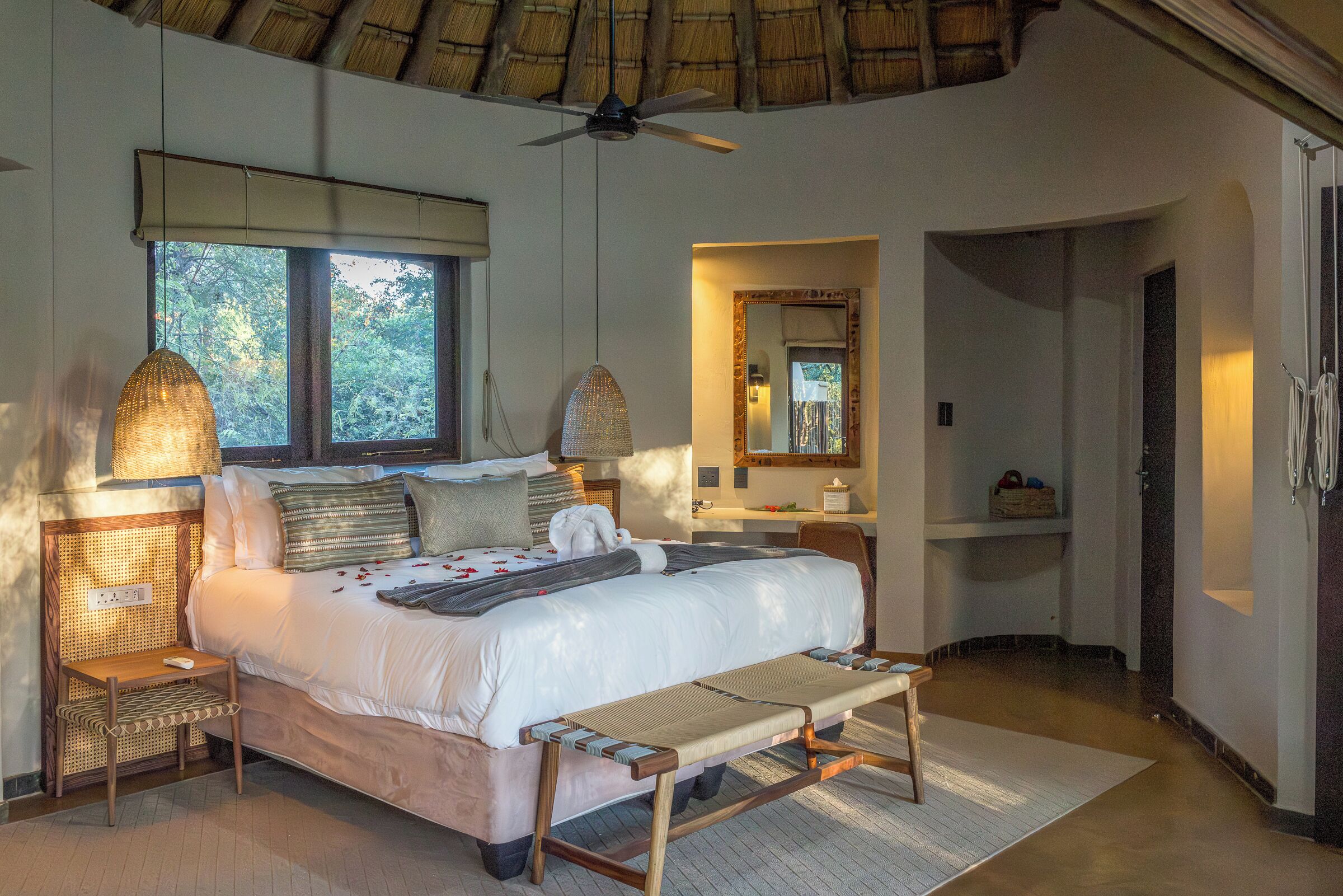 Luxury-Villa, Terrasse, Flussblick | Kostenloses WLAN, Bettwäsche