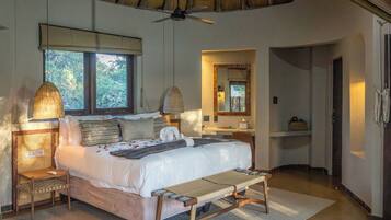 Luxury-Villa, Terrasse, Flussblick | Kostenloses WLAN, BettwÀsche