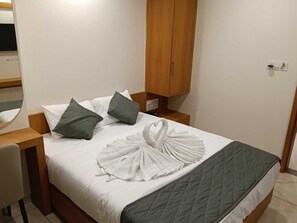 Deluxe Double Room | Desk - Hotel Apex (Vadodara)