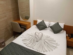 Deluxe Double Room | Desk - Hotel Apex (Vadodara)