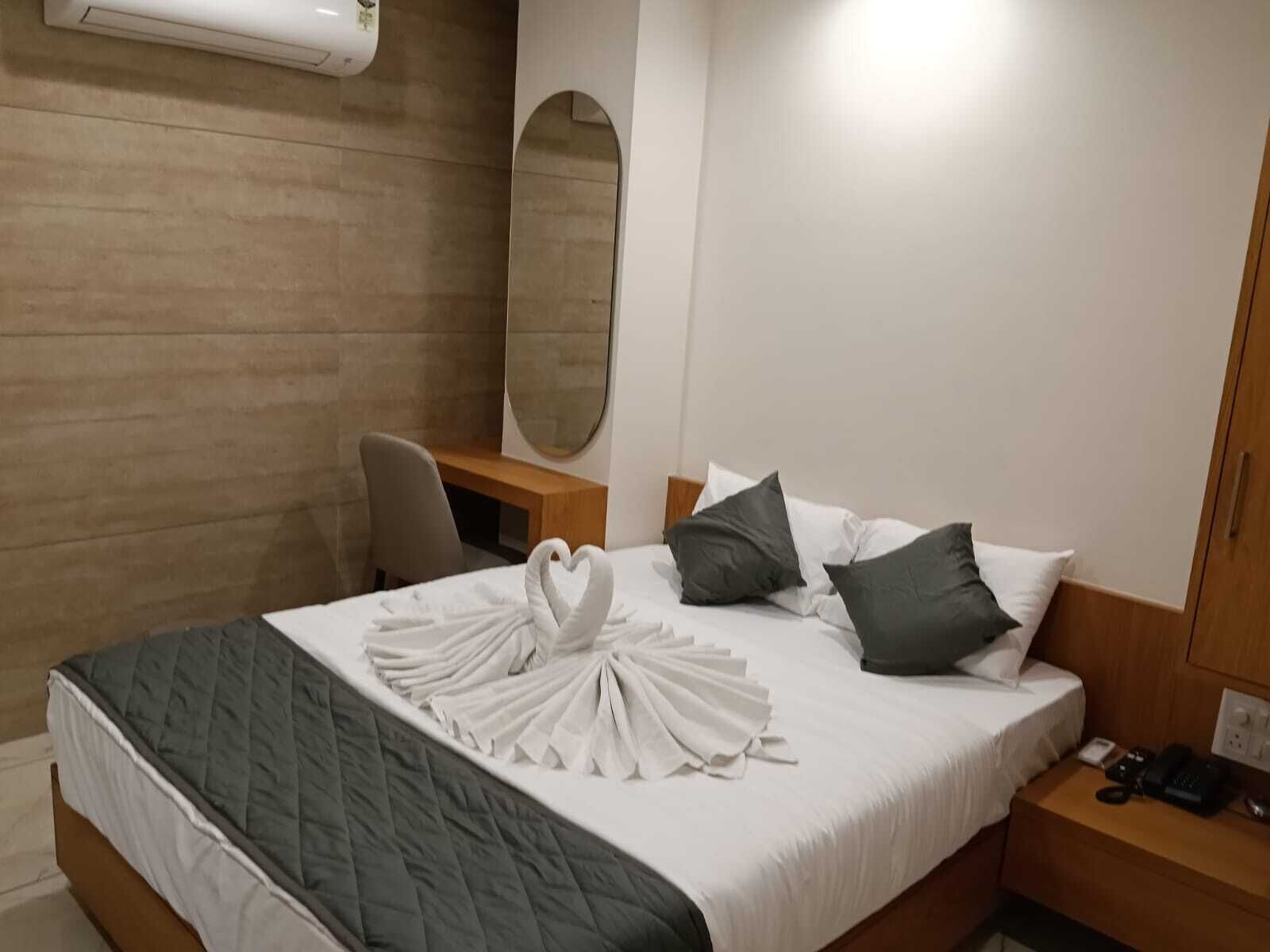 Deluxe Double Room | Desk