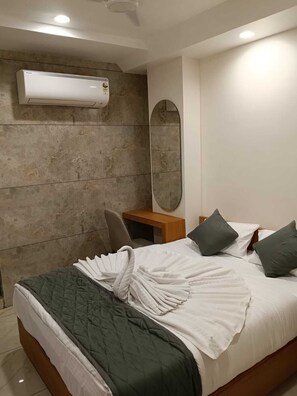 Deluxe Double Room | Desk - Hotel Apex (Vadodara)