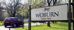 Ein Schild für den Woburn Safari Park mit einer Tiger-Illustration.