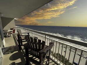 Un balcon avec vue sur l’océan et la plage.