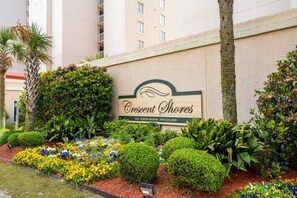 Placa de hotel com 'Crescent Shores' e '1625 South Ocean Boulevard' visíveis.