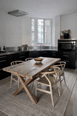 Dining - Elegant 218 m² Historic Apartment by the Copenhagen Lakes & near City Center. (København)
