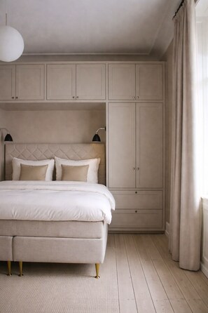 Iron/ironing board, internet, bed sheets - Elegant 218 m² Historic Apartment by the Copenhagen Lakes & near City Center. (København)