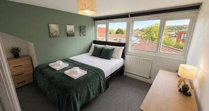 House Sleeps 11 With Enclosed Garden