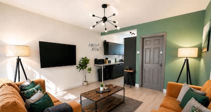 6-bed House - Sleeps 11 - Garden - Parking