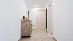 Ein Flur mit einem Holzkasten, einer Tür und einem Lichtschalter an der Wand.