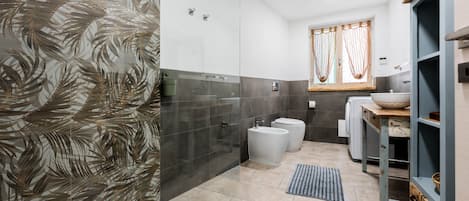 Douche, séchoir à cheveux, serviettes fournies