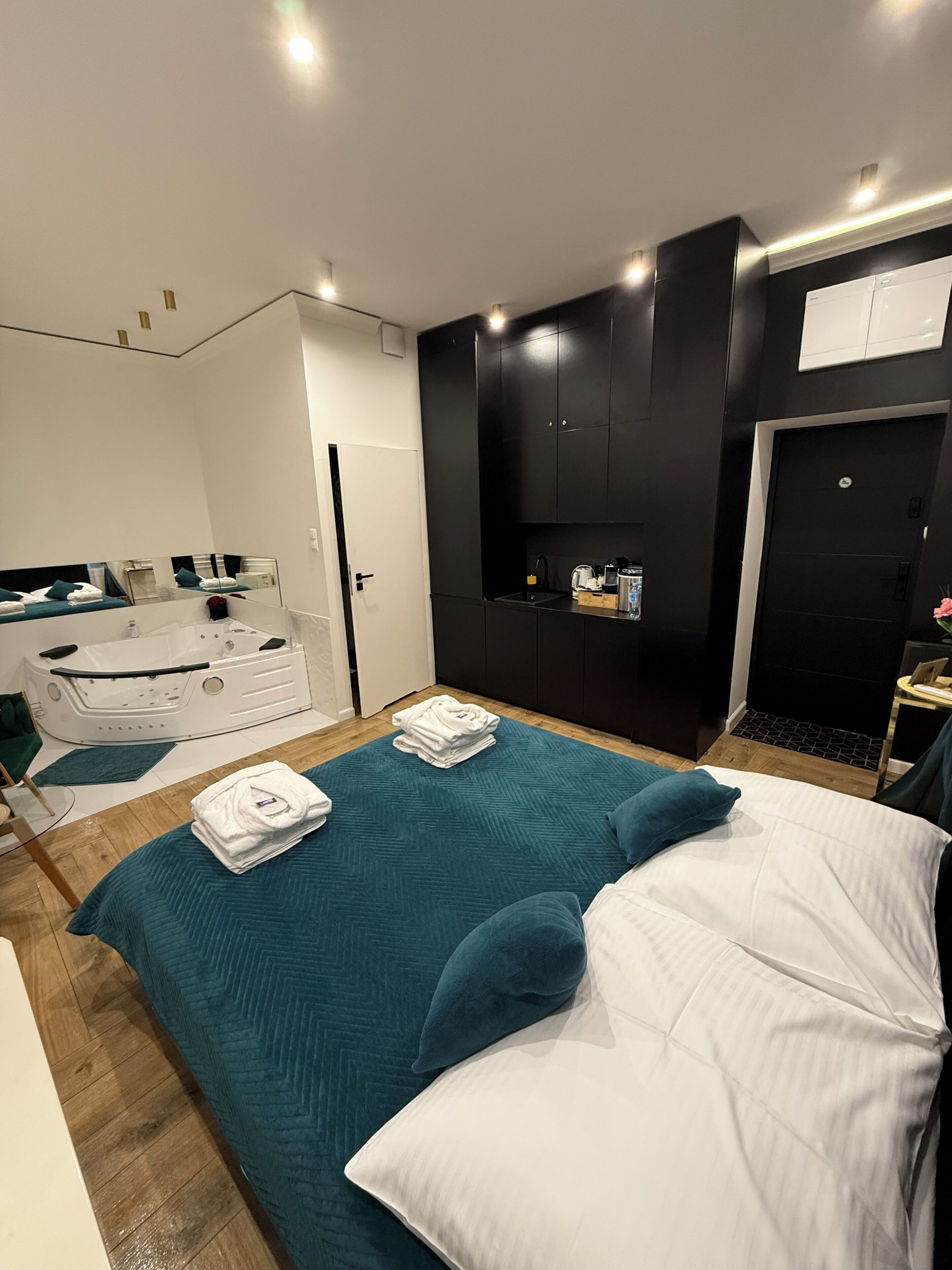 Iron/ironing board, internet, bed sheets