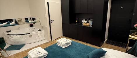 Tabla de planchar con plancha, internet y ropa de cama