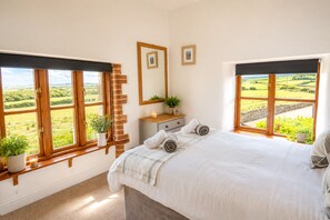 3 bedrooms, iron/ironing board, WiFi, bed sheets - Olive Tree Cottage | Spacious Family & Dog-Friendly Escape Near Widemouth Bay (Widemouth Bay)