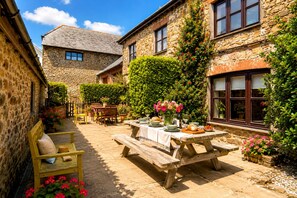 Outdoor dining - Olive Tree Cottage | Spacious Family & Dog-Friendly Escape Near Widemouth Bay (Widemouth Bay)